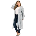 Detail eines grauen Cardigans mit Leopardenmuster, langen Ärmeln und praktischen Taschen - XL / Grau