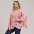 Dettaglio del poncho in maglia rosa oversize con trama traforata a onde e scollo tondo - L / Rosa