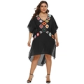 Plus Size Strandkleid in Schwarz mit bunten Häkelblumen und unregelmäßigem Saum - Einheitsgröße / Schwarz