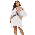 Detail der bunten Häkel-Patchwork-Verzierung an einem weißen Boho-Strandkleid in Übergröße - Einheitsgröße / Weiß