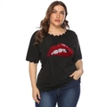 Detail der roten Pailletten-Lippen und Wellenkanten am schwarzen Plus-Size T-Shirt - 0XL/L / Schwarz (Rote Lippen)