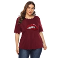 Dunkelrotes T-Shirt in Übergröße mit Pailletten-Lippen-Applikation und Wellensaum - 0XL/L / Burgunder