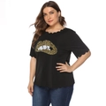 T-shirt taglie forti nera con stampa labbra leopardata e bordi a conchiglia - 0XL / Nero