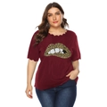 Dettaglio dei bordi smerlati e stampa leopardata sulla maglietta bordeaux taglie forti - 0XL / Bordeaux