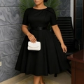 Detailansicht des eleganten Rundhalses mit Falten und Schleife am schwarzen Kleid - S / Schwarz