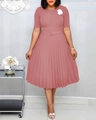 Detail von altrosa plissiertem Midikleid mit 3D-Blume und passendem Gürtel mit Schnalle - S / Rosa