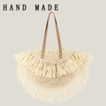 Handgefertigte beige gewebte Strohumhängetasche mit langen Fransen für Boho Sommerurlaube - Beige