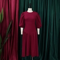 Detailansicht der Puffärmel und des Faltenrocks an einem burgunderroten Retro-Kleid - S / Burgunderrot