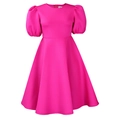 Dettaglio del girocollo e delle maniche a sbuffo dell'abito svasato in rosa fucsia - Rosso rosa