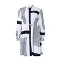 Dettaglio vestito bianco con linee geometriche nere, coulisse in vita e gonna a pieghe - S / A righe