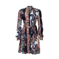 Dettaglio mini abito bohémien con stampa paisley, cintura in vita e colletto a camicia - S / Floreale Astratto