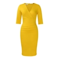 Detalle de los pliegues en la cintura y escote en V de un vestido ajustado amarillo jengibre - S / Amarillo