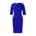 Detalle del vestido azul real con un elegante escote en V y pliegues en la cintura - S / Azul