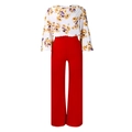 Detail der floralen Chiffon-Bluse und roter Weitbeinhose im eleganten Zweiteiler - S / Orange
