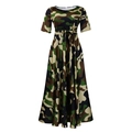 Vue détaillée de l'imprimé camouflage et de la ceinture sur la robe longue évasée - Vert Militaire