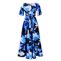 Détail d'une robe longue à imprimé camouflage bleu avec manches courtes et lien à nouer - Bleu-noir