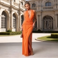 Elegantes hellorangenes Neckholder-Maxikleid mit tiefem V-Ausschnitt und Seitenschlitz - XS / Orange