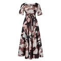 Détail d'une robe camouflage à manches courtes avec taille ceinturée et jupe évasée en A - Rose Brun