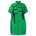 Detalle de vestido camisero verde con ojales plateados en los bolsillos y botones - S / Verde