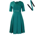 Robe verte foncée longueur genou avec jupe plissée et ceinture dorée à mors chic - S / Vert