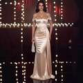 Elegante champagnergoldene Abendrobe aus Satin mit Carmen-Ausschnitt und Taillierung - S / Champagner