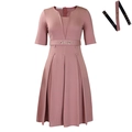 Robe plissée rose poudré à manches courtes avec col en V et ceinture à boucle métallique - S / Kaki foncé