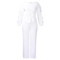 Detail van een witte tweedelige set met ruches aan de mouwen en verstelbaar trekkoord in de taille - S / Wit