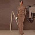 Elegante vestido maxi marrón oscuro de manga larga con espalda abierta y corte de sirena - XS / Marrón