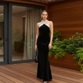 Elegantes langes Abendkleid aus schwarzem Samt mit Pailletten am Neckholder-Ausschnitt - S / Schwarz