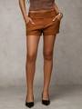 Détail d'un short tailleur marron caramel à taille haute avec deux boutons décoratifs latéraux - XS / Caramel