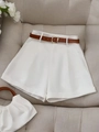 Short blanc à taille haute et jambe large avec ceinture marron et revers élégant - S / Blanc