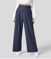 Dettaglio dei pantaloni a gamba larga a vita alta in tessuto drappeggiato blu navy e pieghe - Taglia S / Blu scuro
