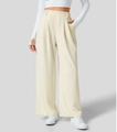 Dettaglio dei pantaloni a vita alta color crema a gamba larga con pieghe e tasche laterali - Taglia S / Albicocca