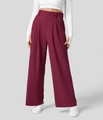 Dettaglio dei pantaloni bordeaux a vita alta e gamba larga con pieghe e drappeggio - Taglia S / Rosso Scuro