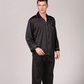 Herren-Schlafanzugset aus schwarzem Satin mit langen Ärmeln und Kontrastpaspeln - 2XL / Schwarz