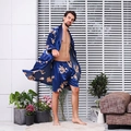 Detalle de bata de seda azul marino para hombre con diseño de dragón dorado estampado - M / Bata Azul y Pantalones Cortos
