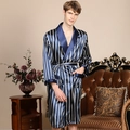 Vestaglia da uomo in raso di seta a righe verticali blu navy e bianche con cintura - M / Righe Blu