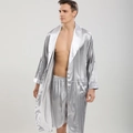 Herren Schlafanzug Set aus silbergrauer Seide mit geometrischem Muster und Robe - EU M / Silberner Morgenmantel und Shorts mit Blumenmuster