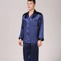 Pigiama da uomo in raso blu scuro con maniche lunghe e profili bianchi a contrasto - M / Blu scuro