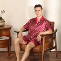 Pigiama da uomo in raso bordeaux con maglia a maniche corte e pantaloncini a rombi - M / Rosso Scuro