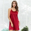Nuisette en satin bordeaux pour femme avec fines bretelles et texture de soie élégante - M / Col rond / Rose rouge