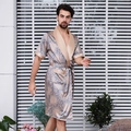 Dunkelblauer Herren-Schlafrock aus Seidensatin mit goldenen Mustern und Gürtel - Blau Gold