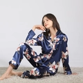 Pigiama da donna in raso blu scuro con stampa floreale di orchidee e maniche lunghe - Taglia S / Grandi Fiori / Blu