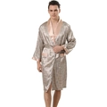 Herren-Seidensatin-Bademantel in Beige mit geometrischem Muster und Champagner-Besatz - L / Khaki Muster