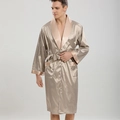 Accappatoio in raso oro champagne da uomo con trama geometrica e collo a scialle - M / Piccoli Quadri Kaki