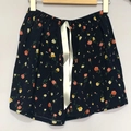 Nahaufnahme der marineblauen Blumen-Shorts mit elastischem Bund und weißer Satinschleife - Dunkelblaues Blumenmuster (24# Dunkle Kleine Blumen)