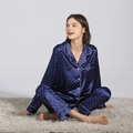 Donkerblauwe satijnen pyjamaset met hartjespatroon, shirt met lange mouwen en broek met bies - S / Hart / Blauw