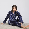Donkerblauwe zijden pyjamaset met witte stippen, lange mouwen en lange broek - S / Stip / Blauw