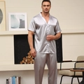 Herren Pyjama-Set aus Satin mit Kurzarm-Oberteil und langer Hose in silbergrauem Rautenmuster - 5XL / Silbergrau