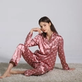 Dames pyjama set van mauve roze zijde satijn met witte stippen en lange mouwen - S / Stip / Roze Paars